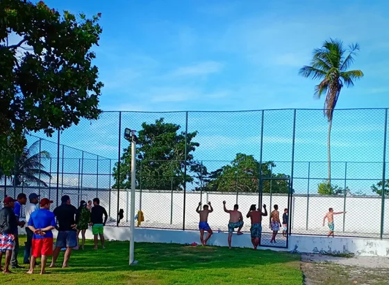 Grupo reunido no gramado junto à quadra cercada da Chácara da Serra